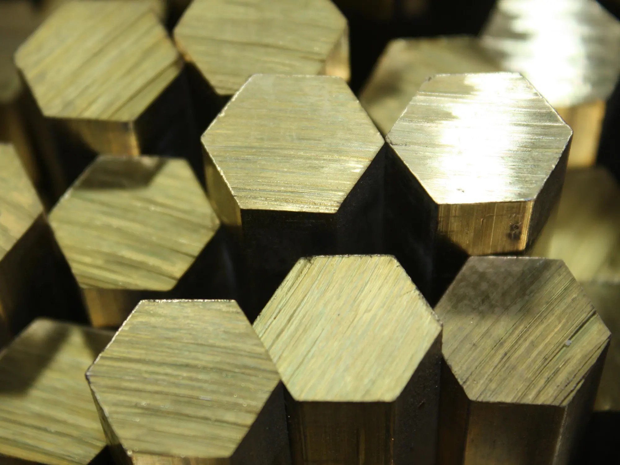 Латунный шестигранник тянутый 13 мм ЛС59-1 ГОСТ Р 52597-2006