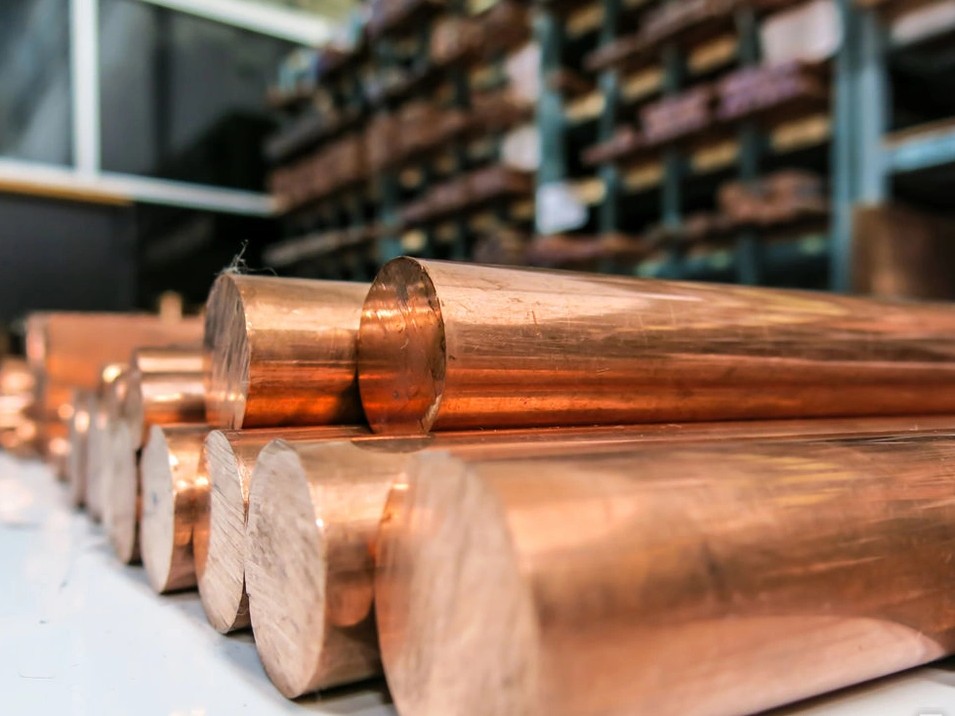 Медный слиток горизонтальной отливки 111х111 мм 1362 мм М1 ГОСТ 193-2015